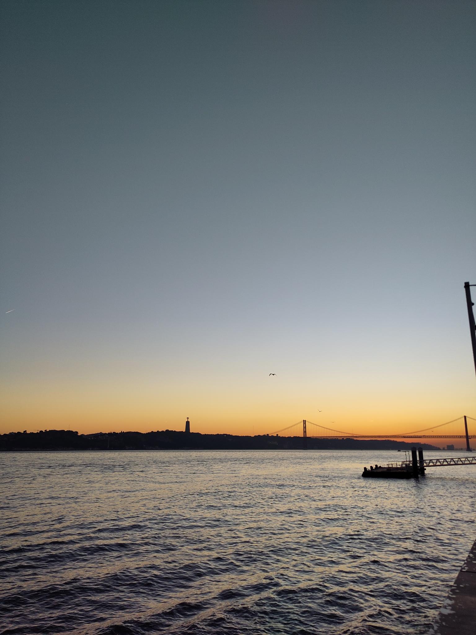 Coucher de soleil sur le Tage, Lisbonne, Portugal, fin décembre 2024.