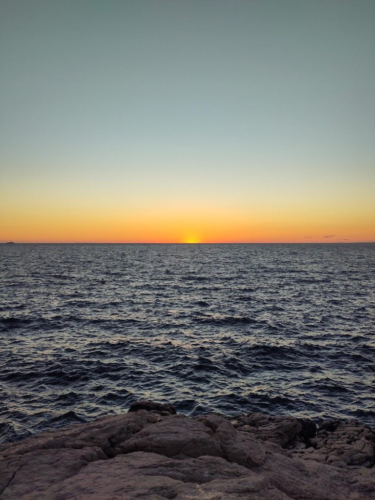Coucher de soleil estival et marseillais, rien à voir avec le sujet de l'article mais ça fait joli et c'est un beau souvenir.