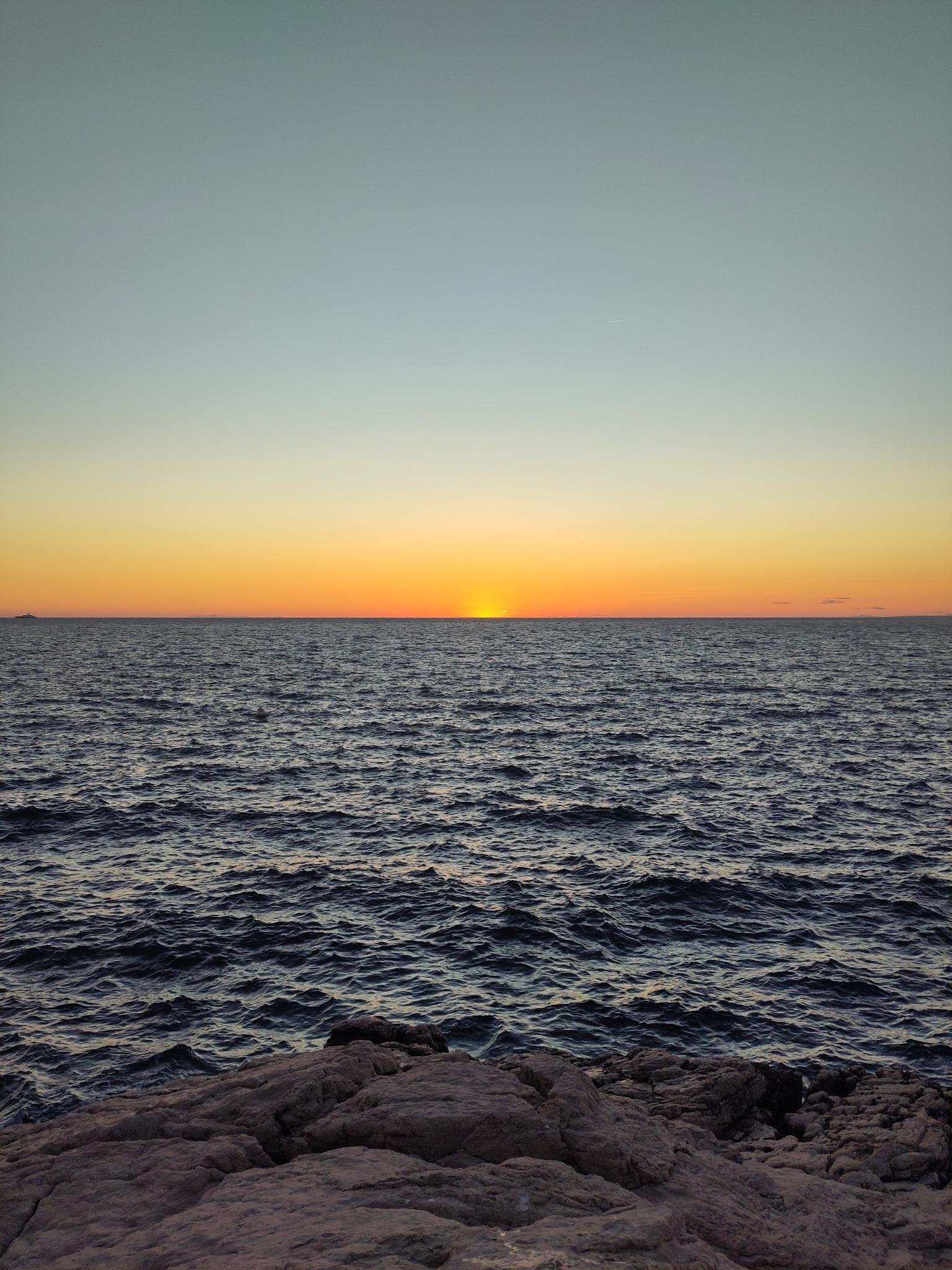 Coucher de soleil estival et marseillais, rien à voir avec le sujet de l'article mais ça fait joli et c'est un beau souvenir.
